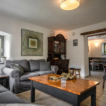 Kuninez, With Summer Kitchen