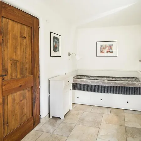 Kuninez, With Summer Kitchen