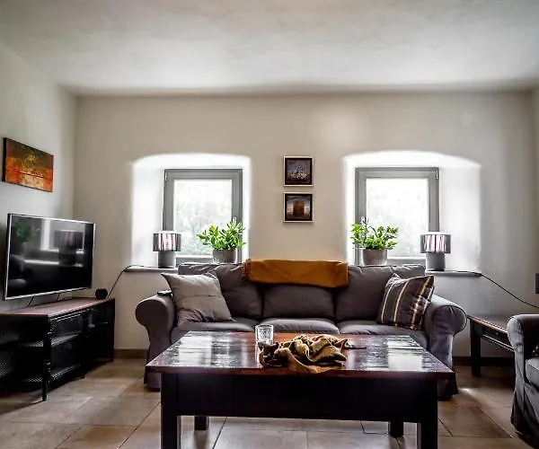 Kuninez, With Summer Kitchen