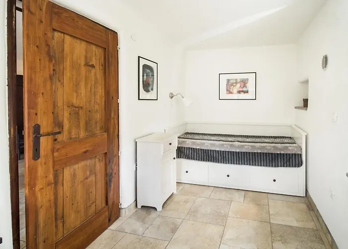 Kuninez, With Summer Kitchen